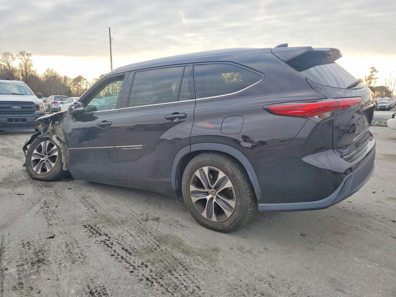 2021 TOYOTA HIGHLANDER XLE photo 3
