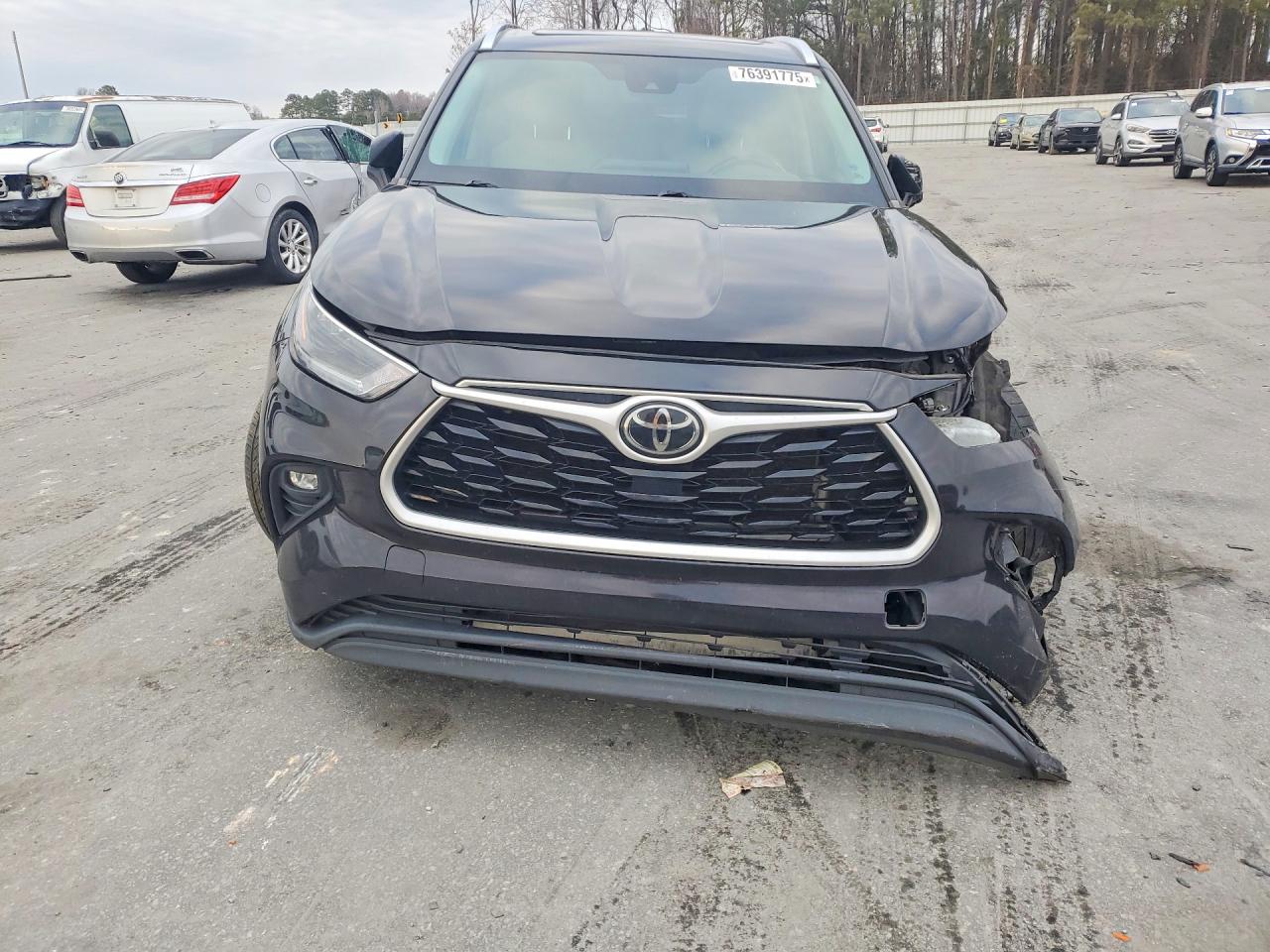 2021 TOYOTA HIGHLANDER XLE photo 9