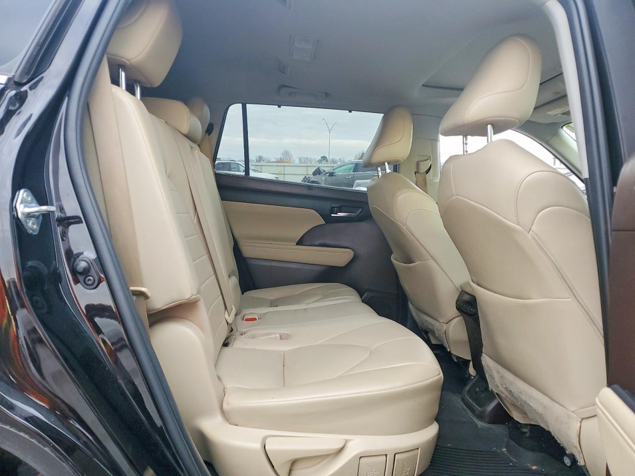 2021 TOYOTA HIGHLANDER XLE photo 21