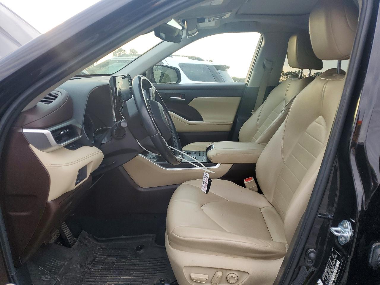 2021 TOYOTA HIGHLANDER XLE photo 13