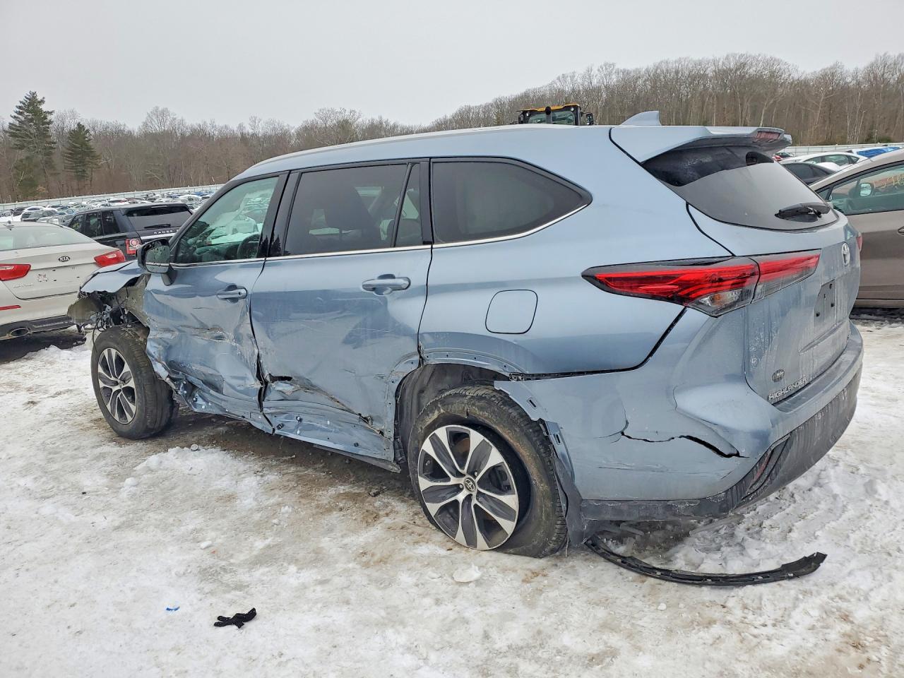 2022 TOYOTA HIGHLANDER XLE photo 2