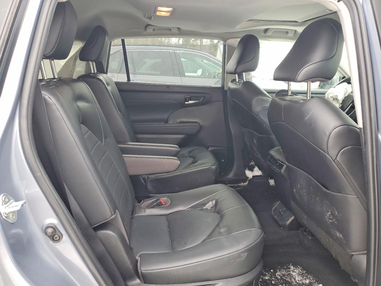 2022 TOYOTA HIGHLANDER XLE photo 11