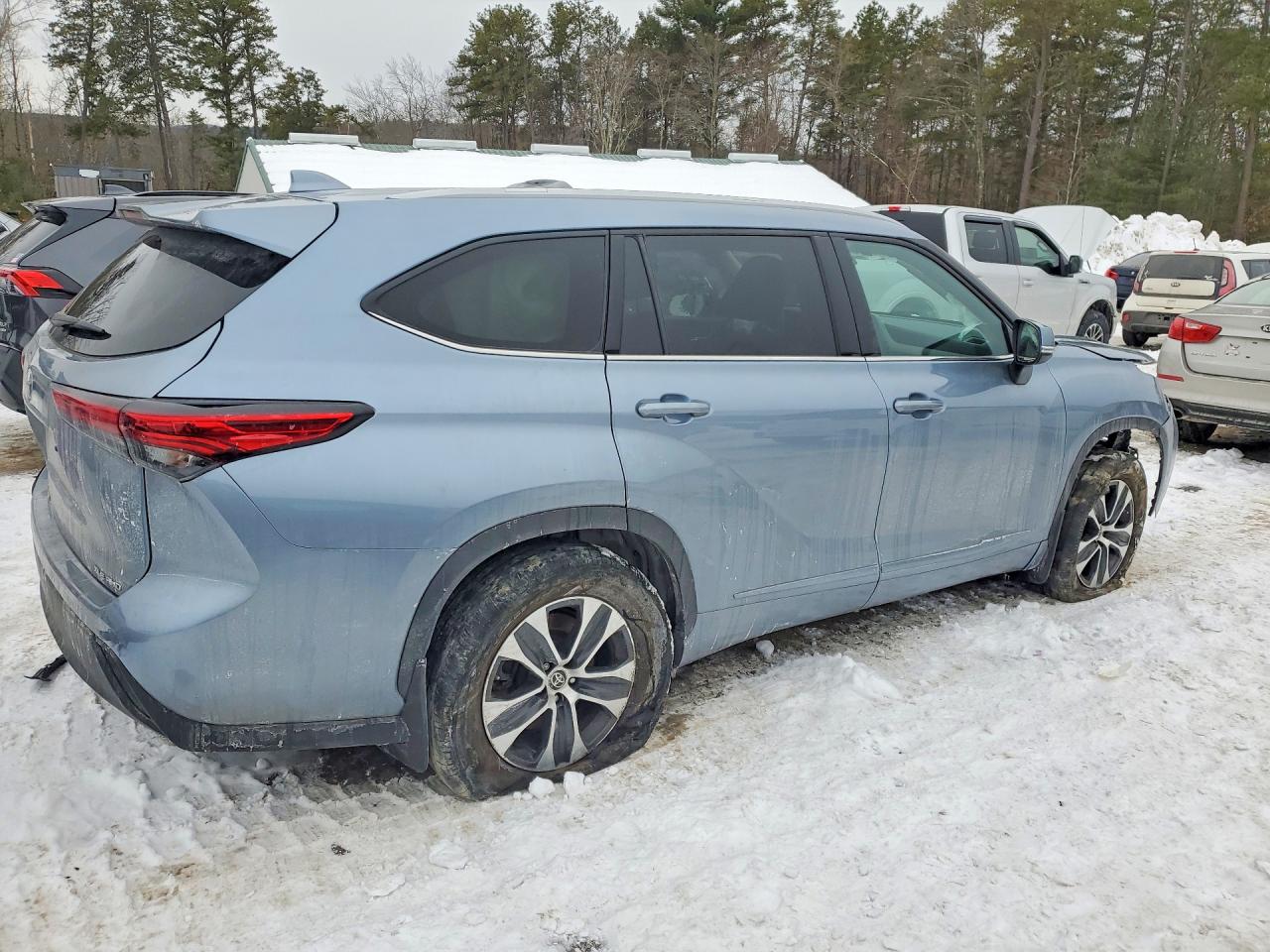 2022 TOYOTA HIGHLANDER XLE photo 3