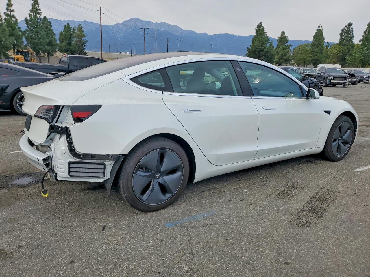 2018 TESLA MODEL 3 photo 5