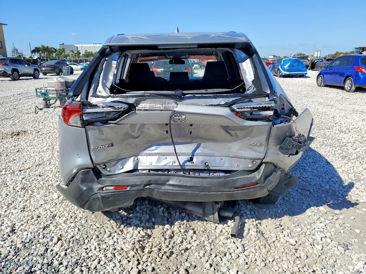 2019 TOYOTA RAV4 XLE photo 16
