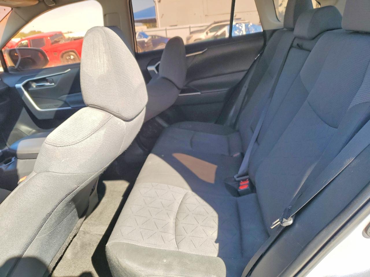 2019 TOYOTA RAV4 XLE photo 31