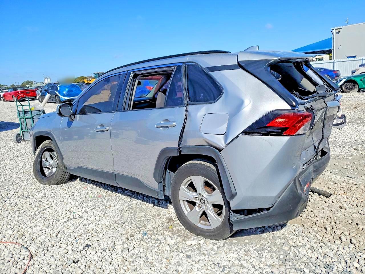 2019 TOYOTA RAV4 XLE photo 4