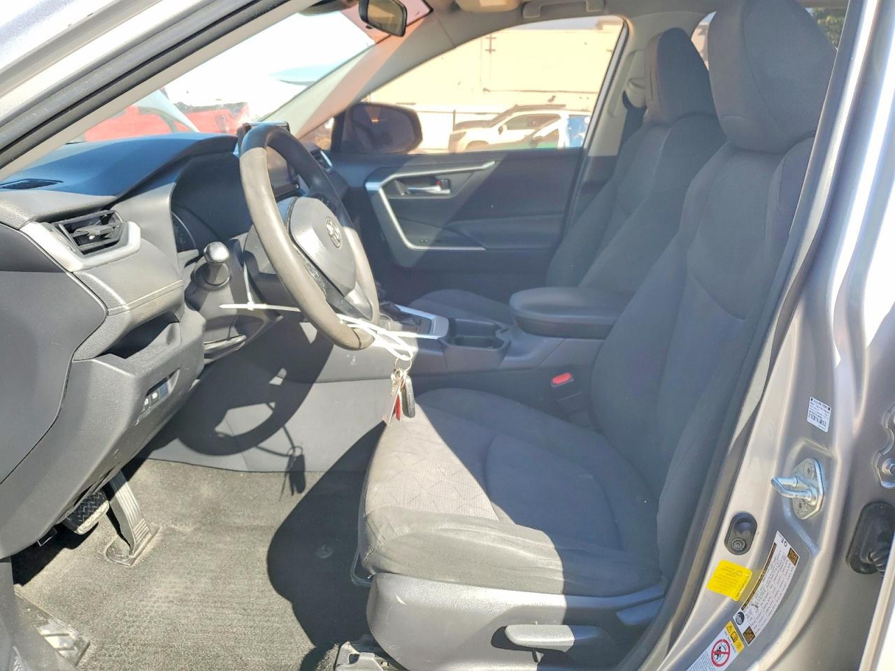 2019 TOYOTA RAV4 XLE photo 19