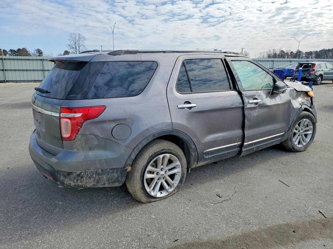 2013 FORD EXPLORER XLT photo 3