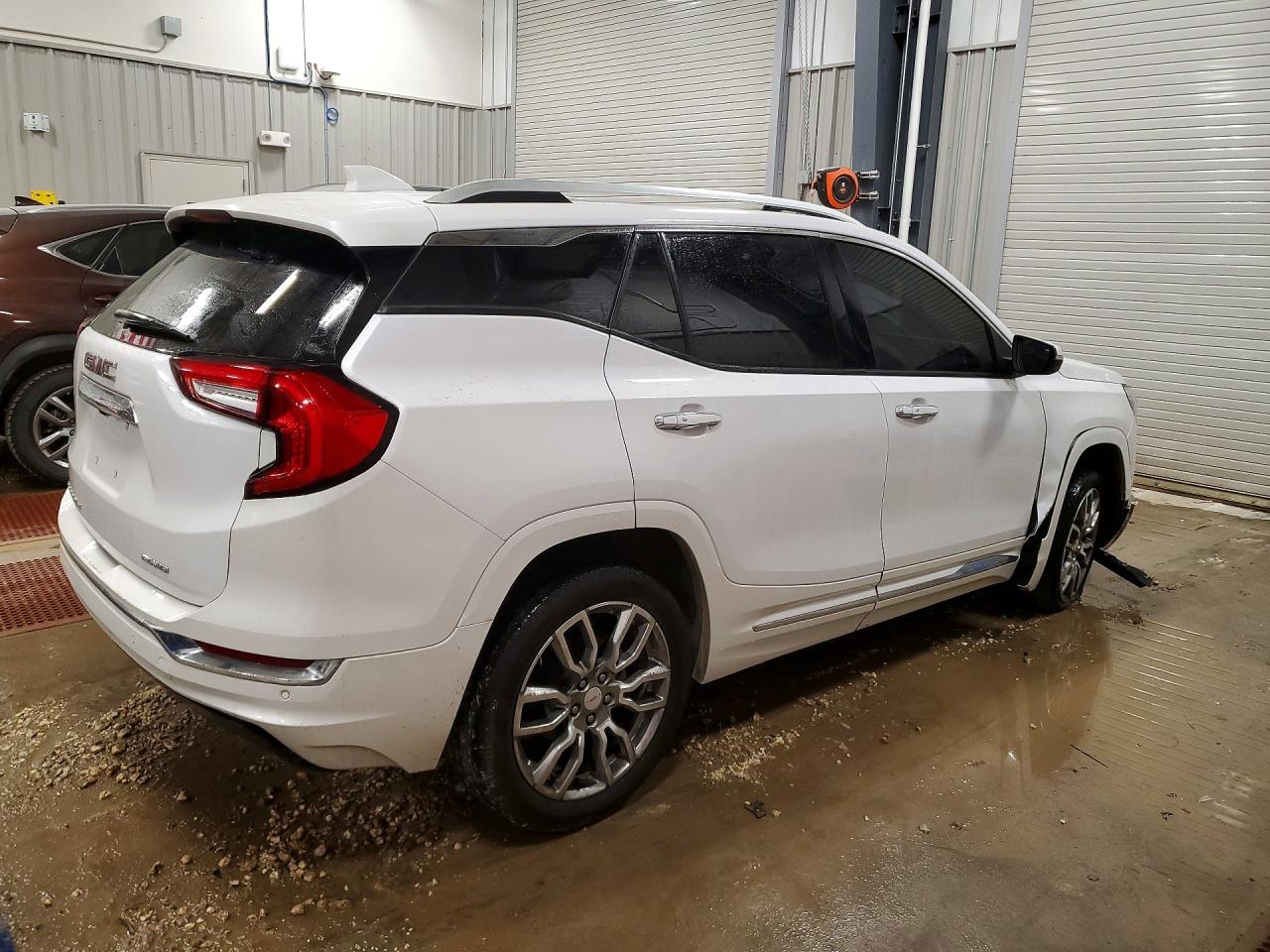 2024 GMC TERRAIN DENALI photo 3