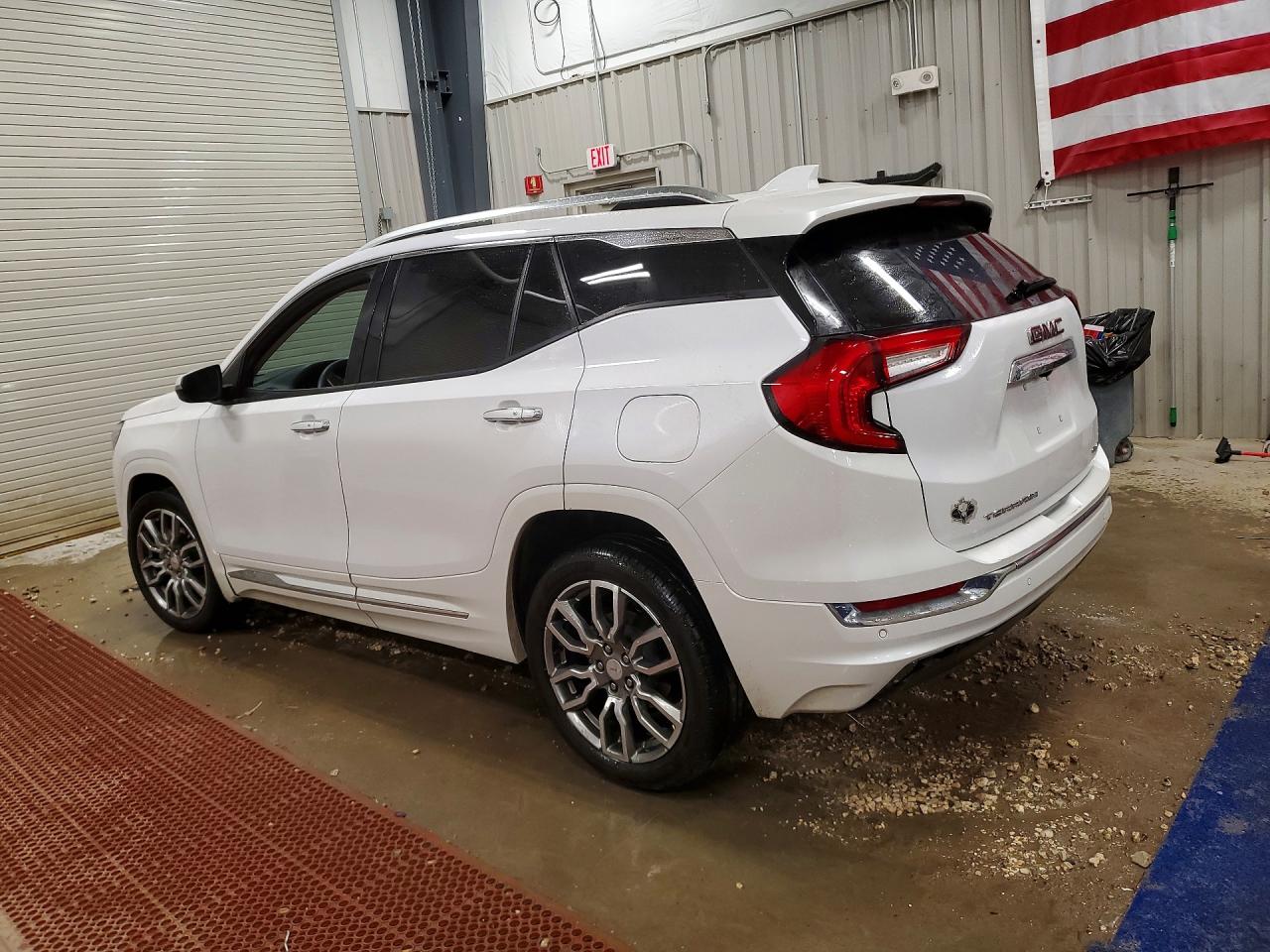2024 GMC TERRAIN DENALI photo 2