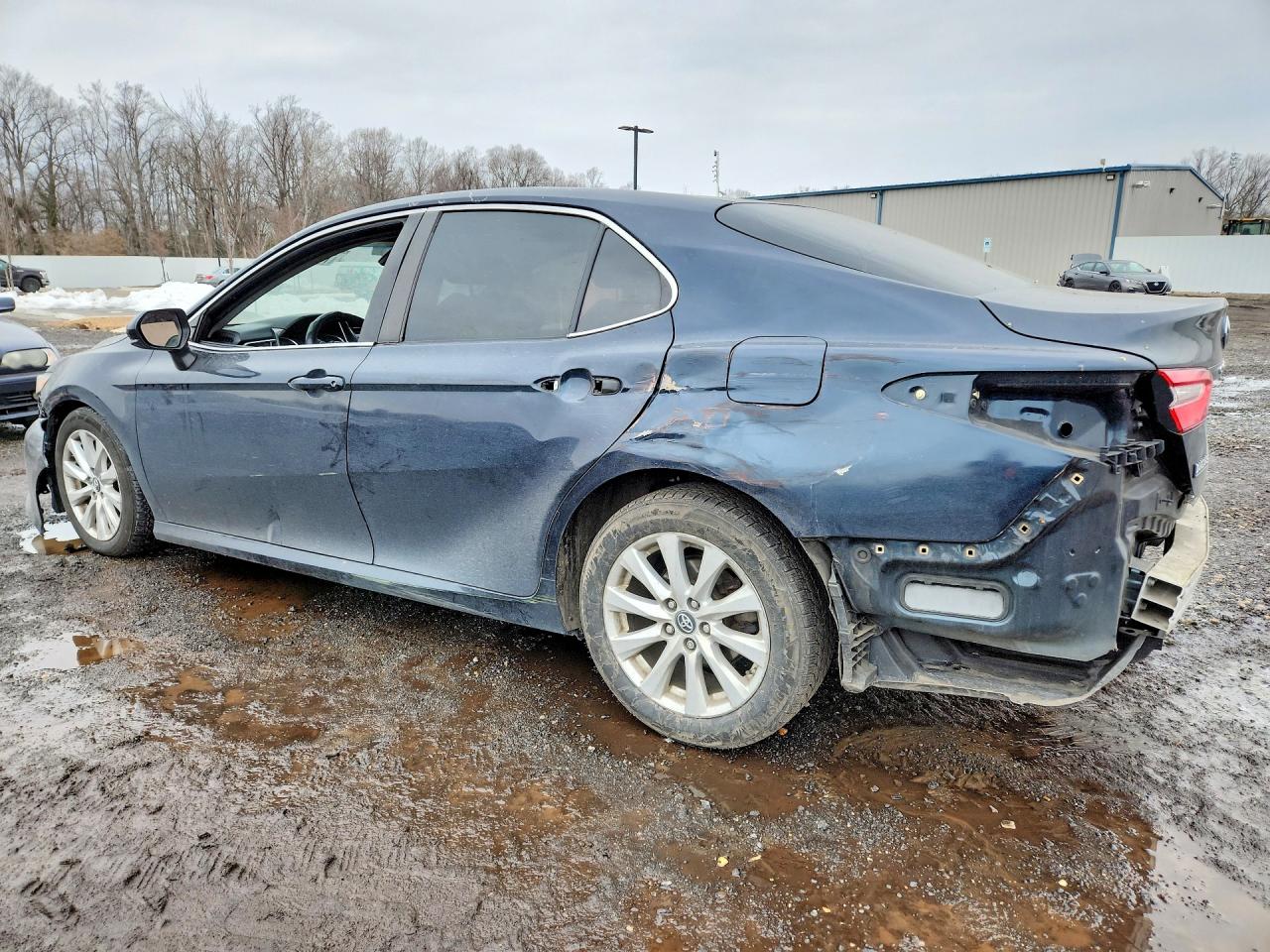 2018 TOYOTA CAMRY LE photo 3