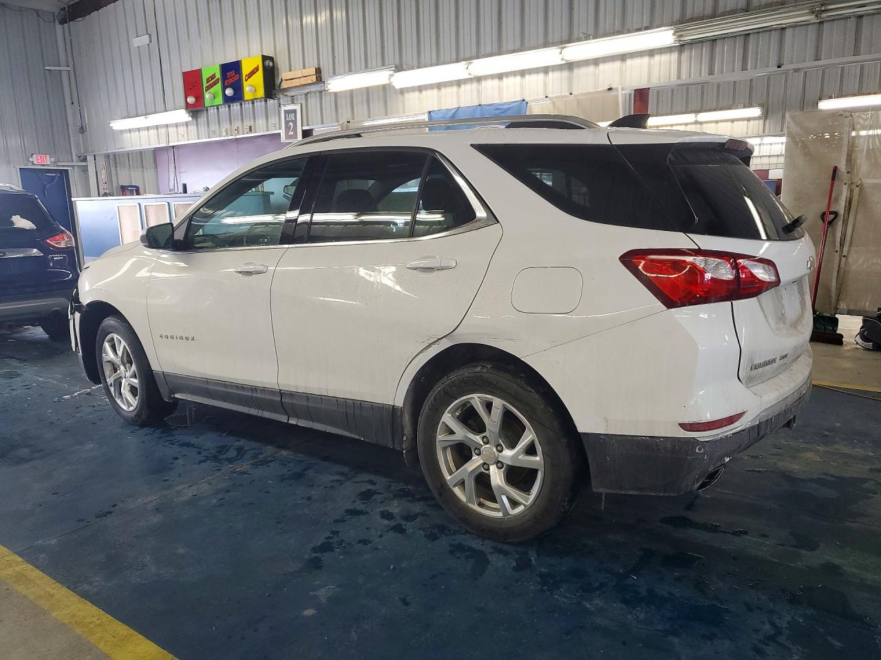 2020 CHEVROLET EQUINOX LT photo 2