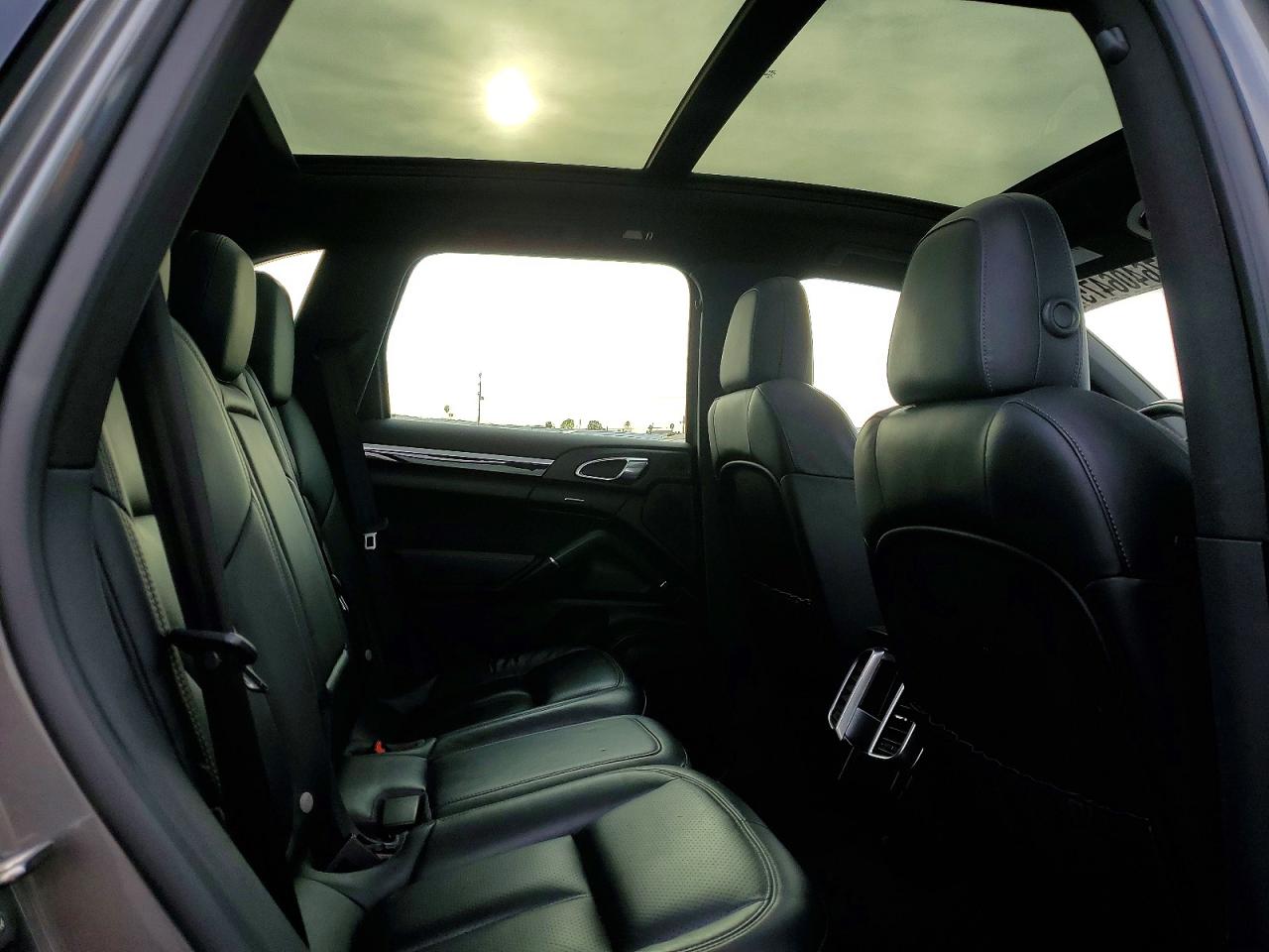 2016 PORSCHE CAYENNE photo 21