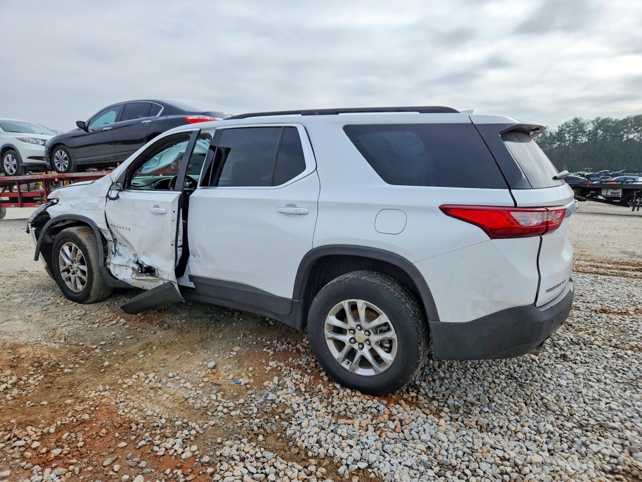2020 CHEVROLET TRAVERSE LT photo 2