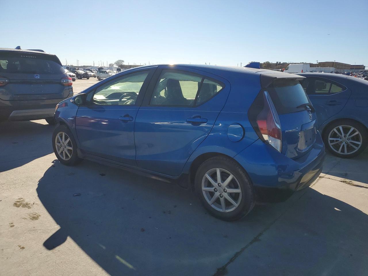 2017 TOYOTA PRIUS C photo 2
