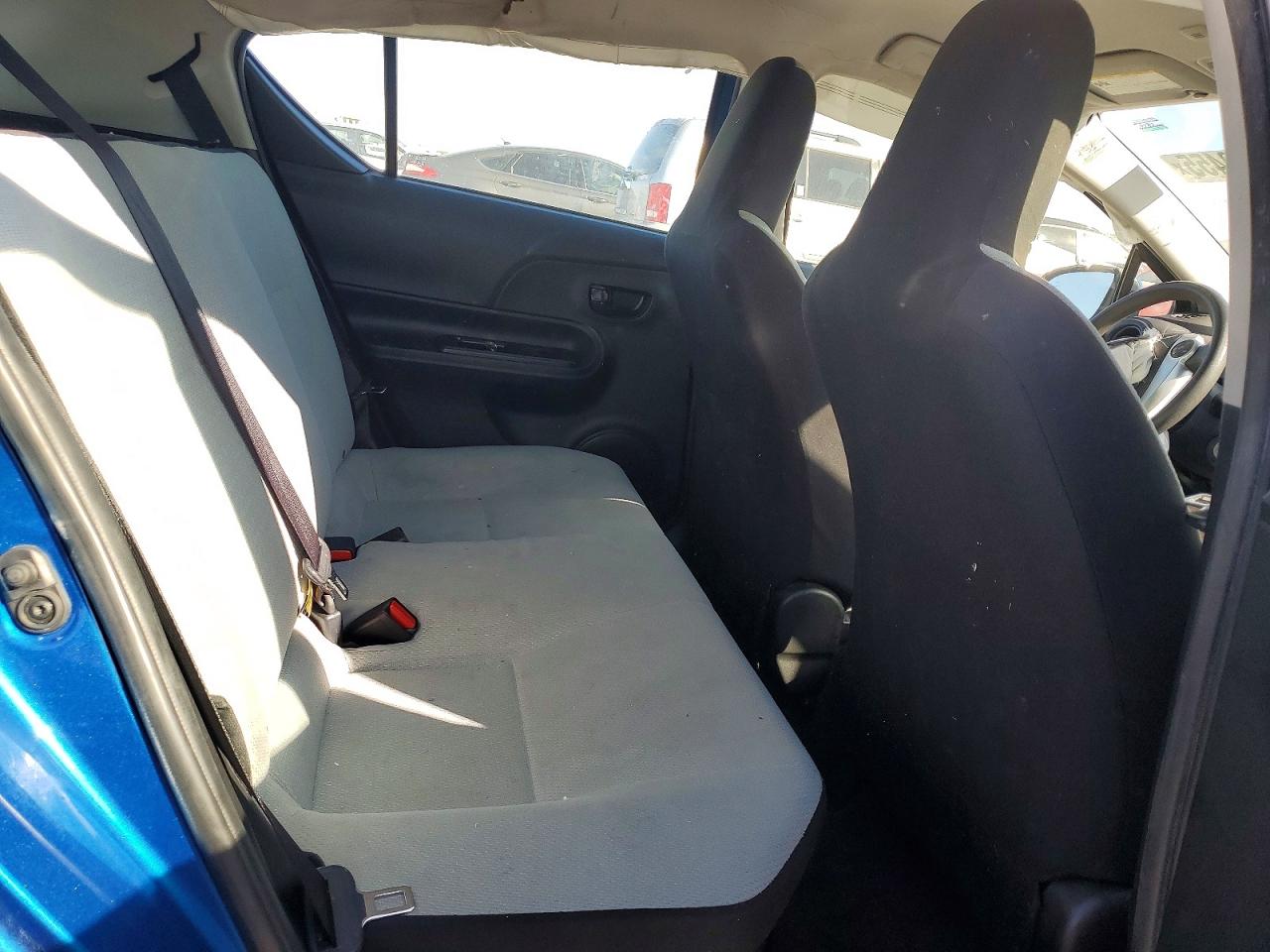 2017 TOYOTA PRIUS C photo 11