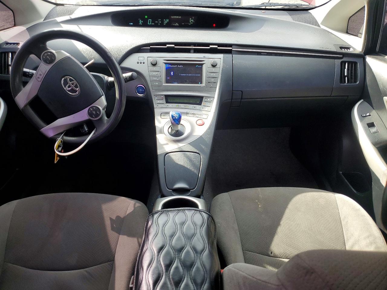2015 TOYOTA PRIUS photo 8