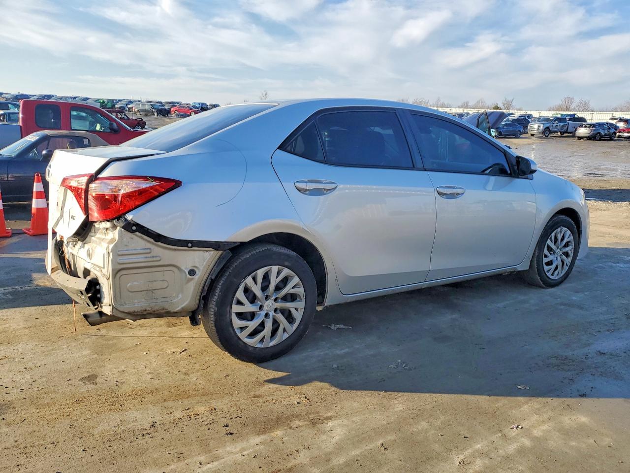 2018 TOYOTA COROLLA L photo 3