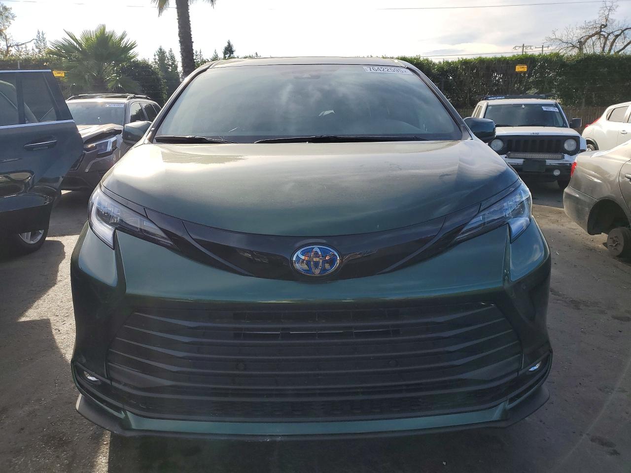 2025 TOYOTA SIENNA XSE photo 5