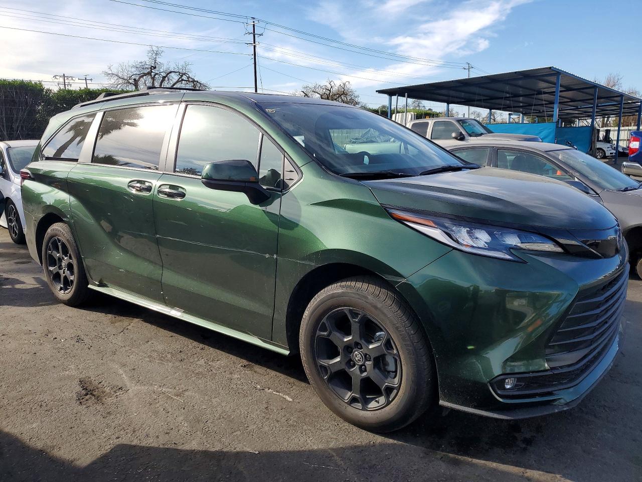 2025 TOYOTA SIENNA XSE photo 4