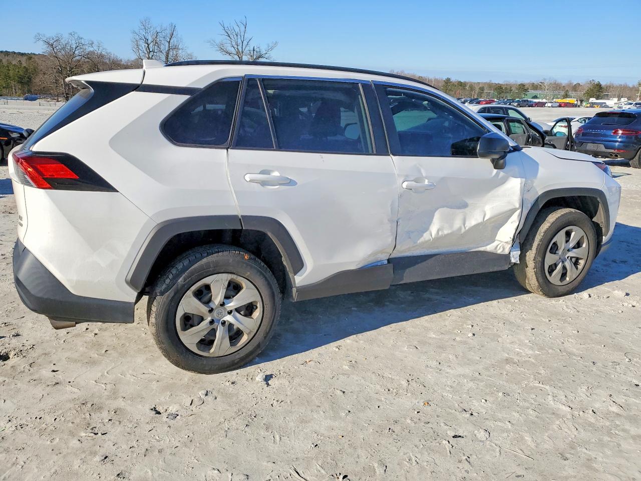 2021 TOYOTA RAV4 LE photo 3