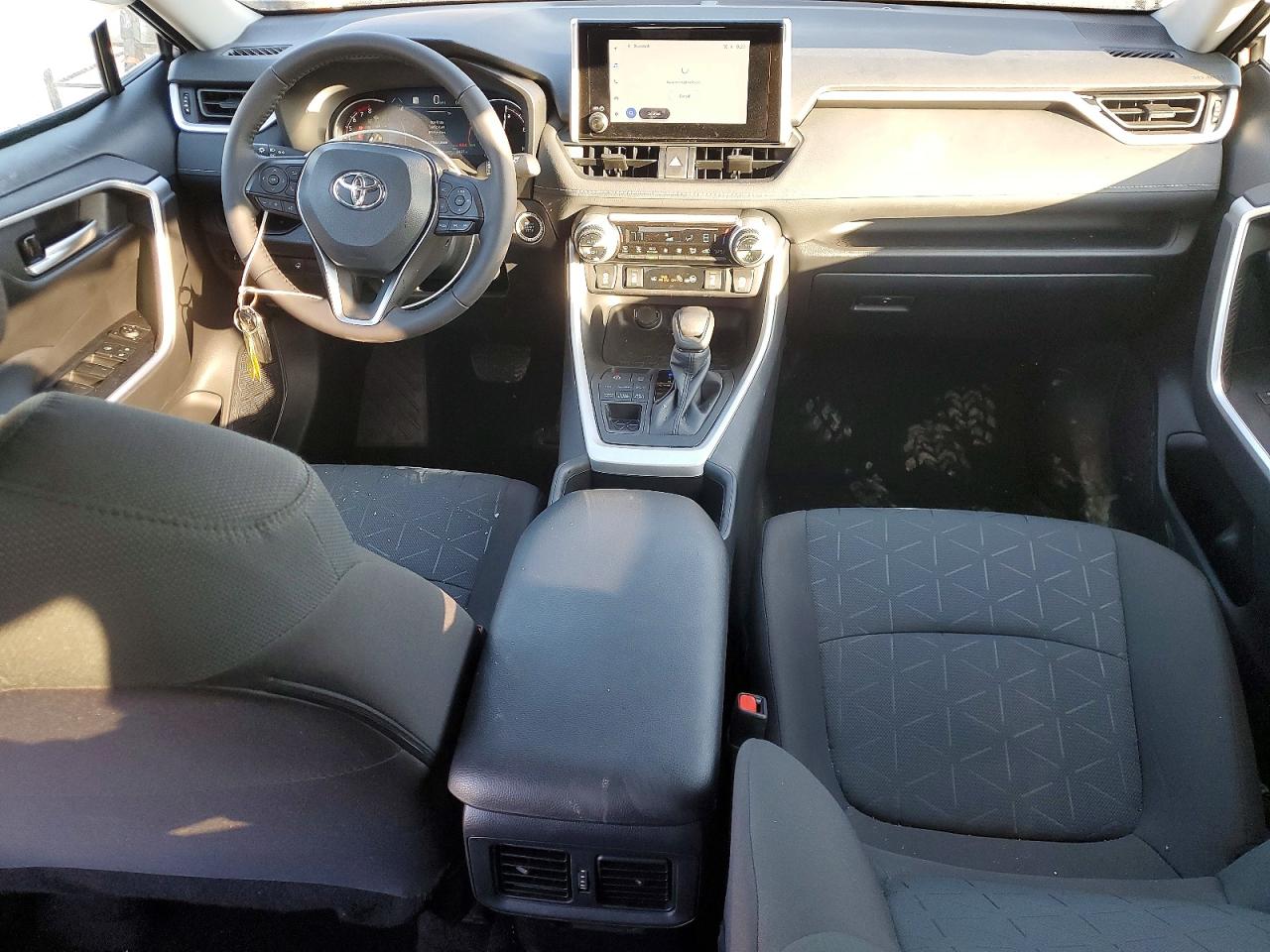 2025 TOYOTA RAV4 XLE photo 8