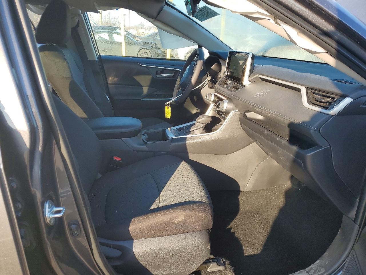 2025 TOYOTA RAV4 XLE photo 7