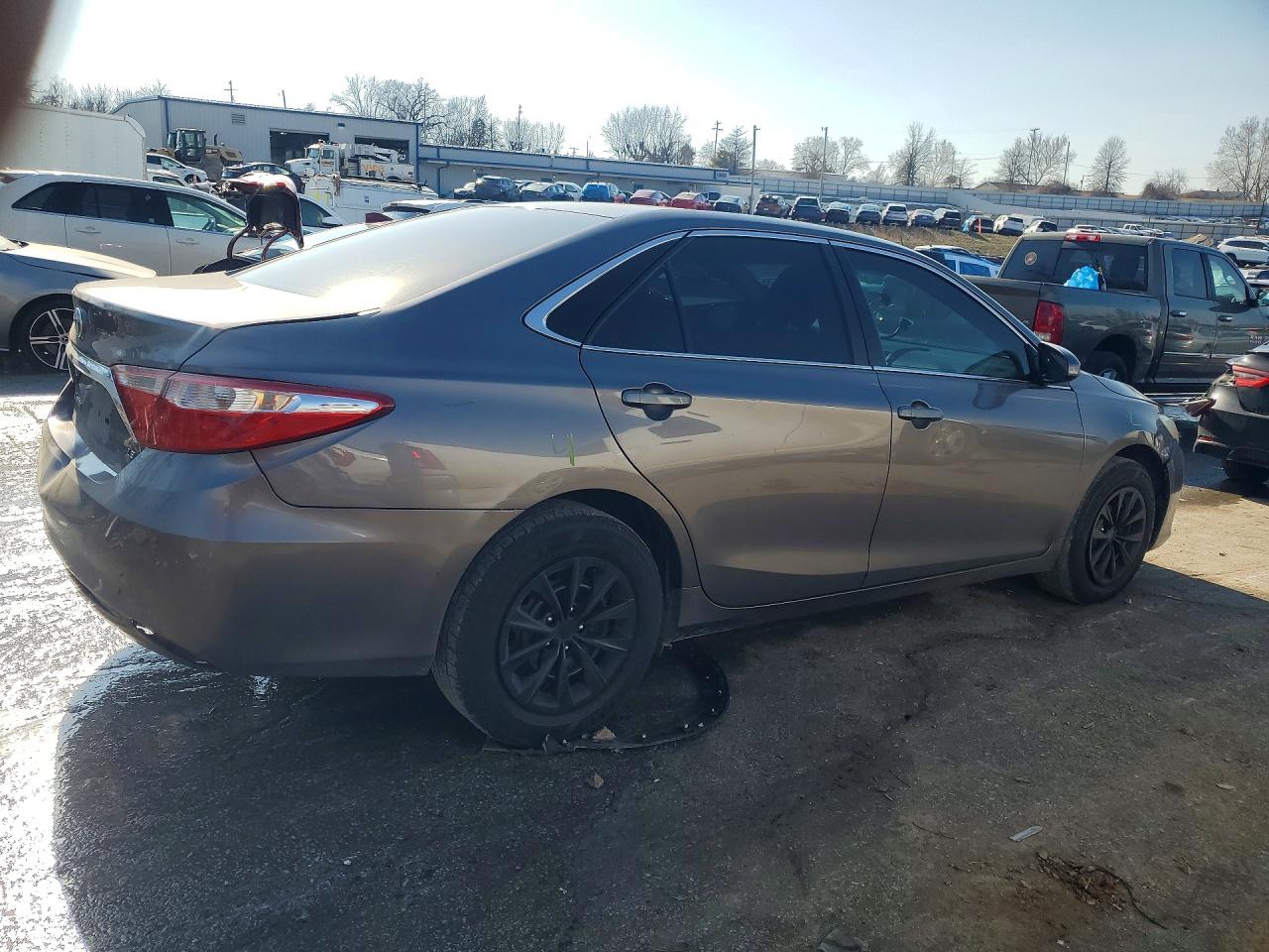2015 TOYOTA CAMRY LE photo 3