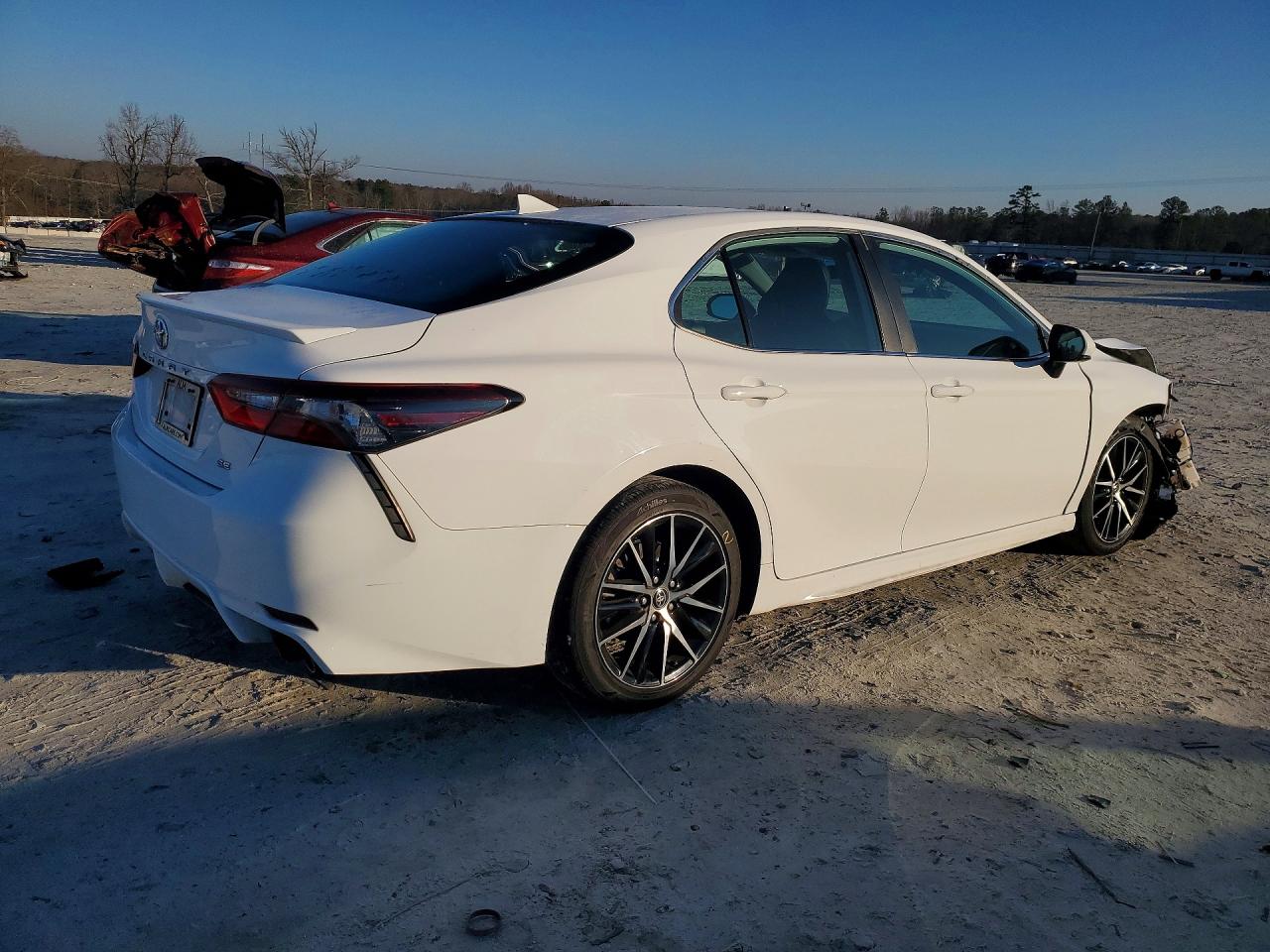 2021 TOYOTA CAMRY SE photo 3