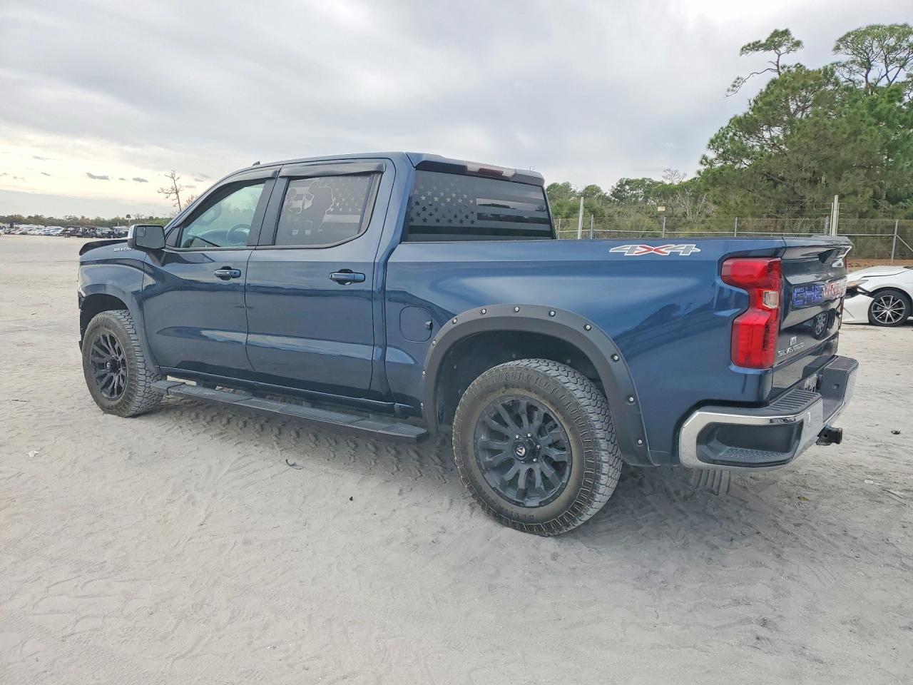 2021 CHEVROLET SILVERADO K1500 LT photo 3