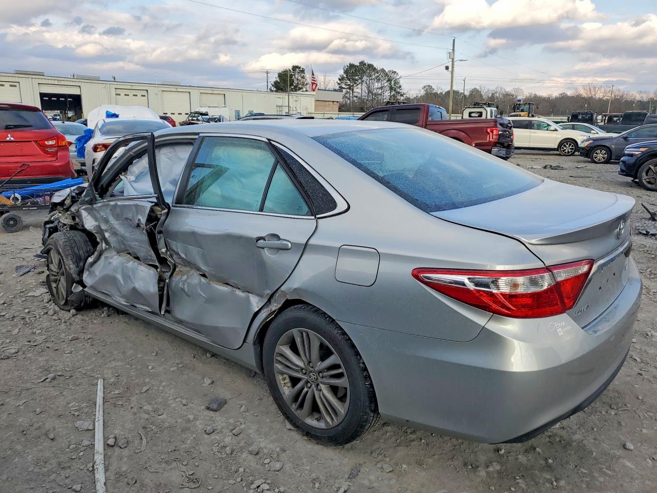 2016 TOYOTA CAMRY photo 3