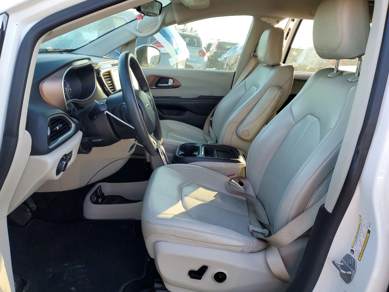 2021 CHRYSLER VOYAGER LXI photo 13