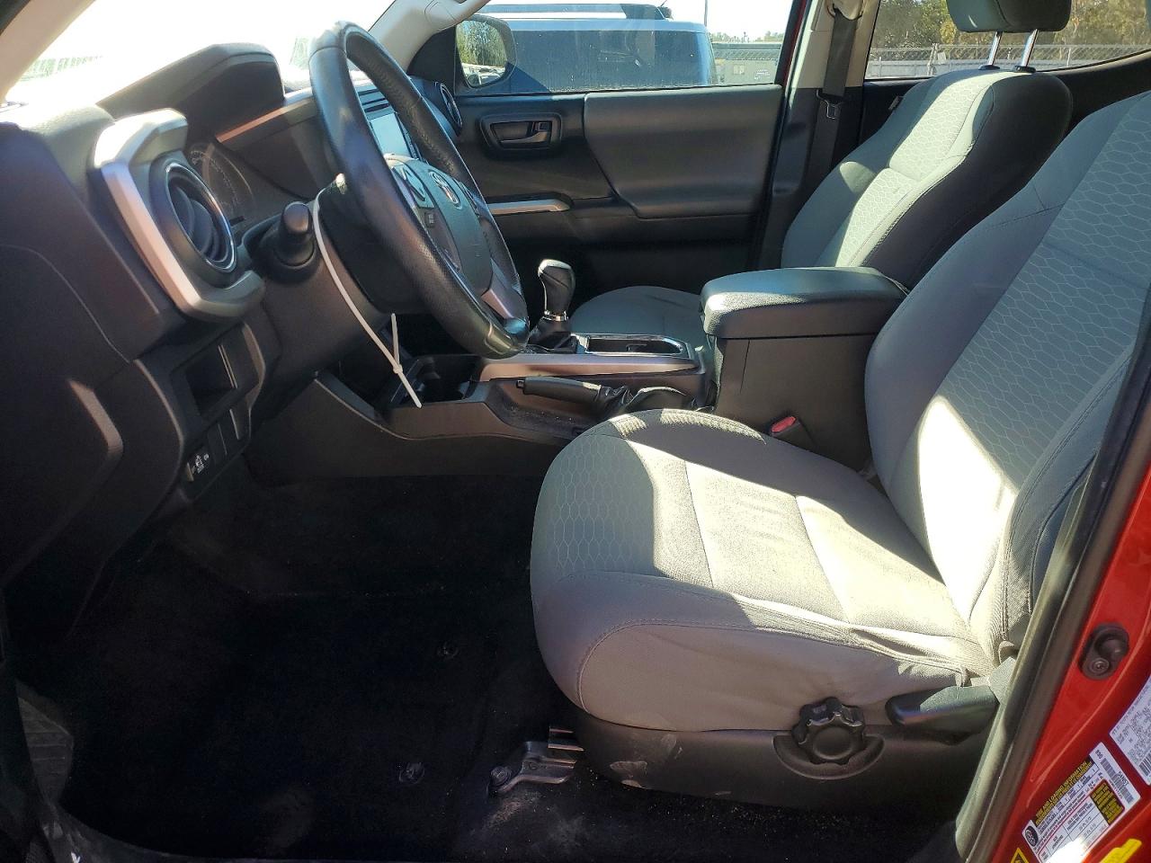 2017 TOYOTA TACOMA photo 19