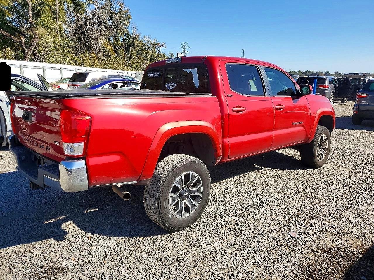 2017 TOYOTA TACOMA photo 7