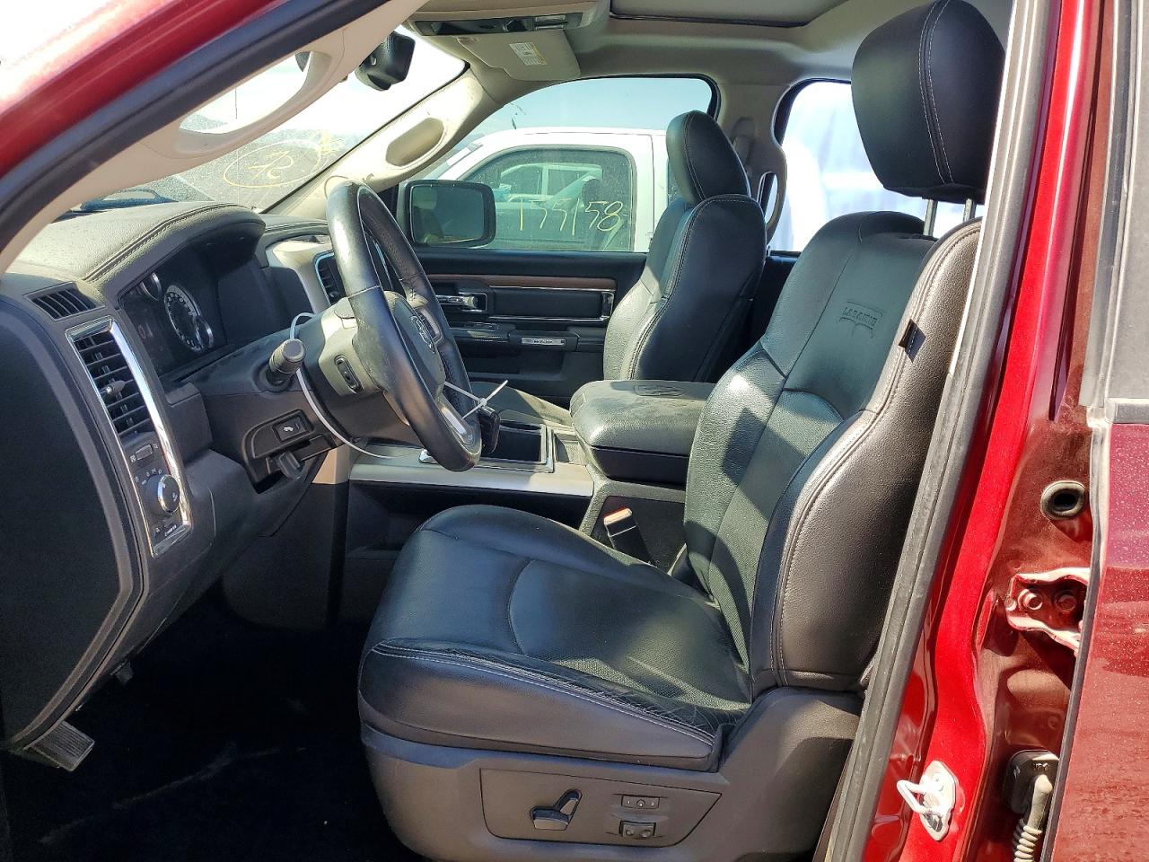 2015 RAM 1500 LARAMIE photo 13