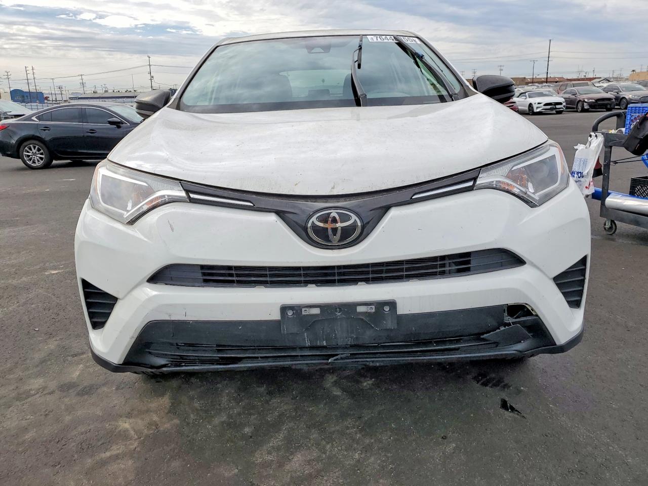 2018 TOYOTA RAV4 LE photo 9
