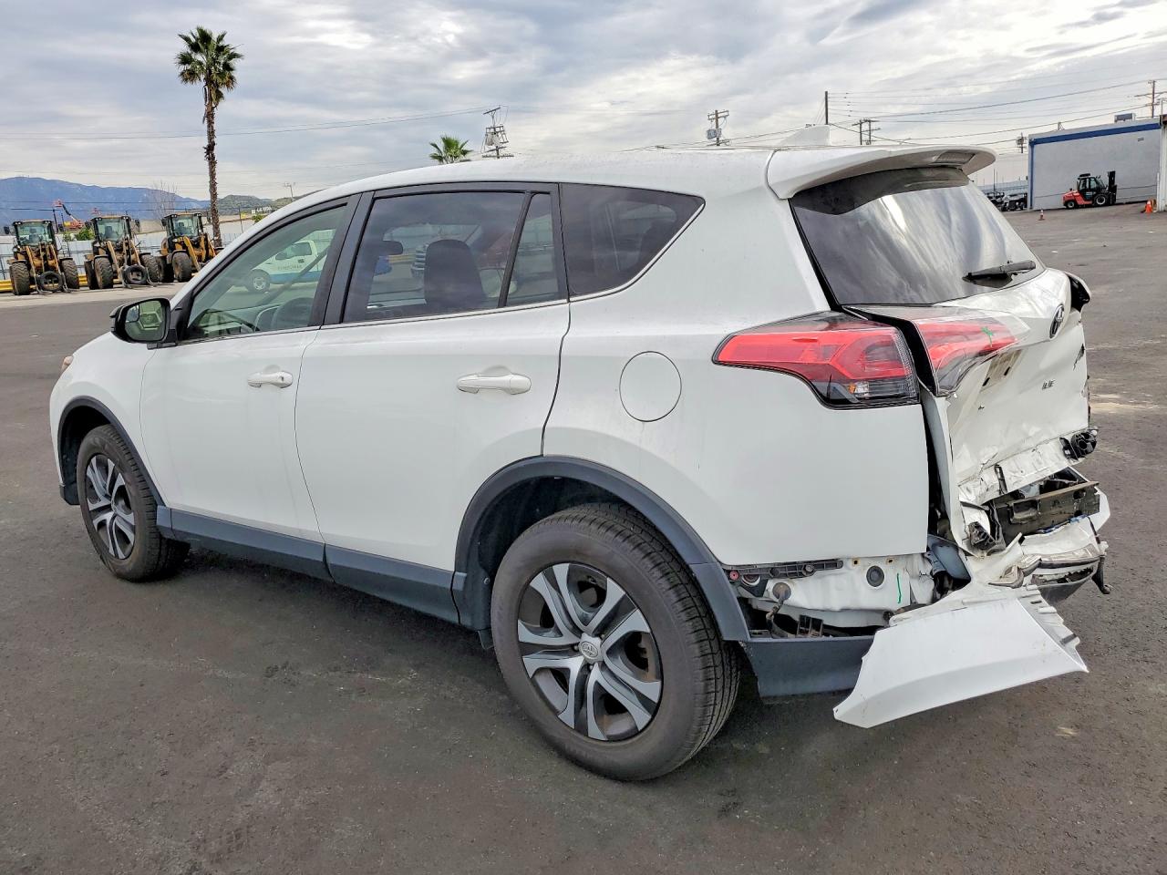 2018 TOYOTA RAV4 LE photo 3