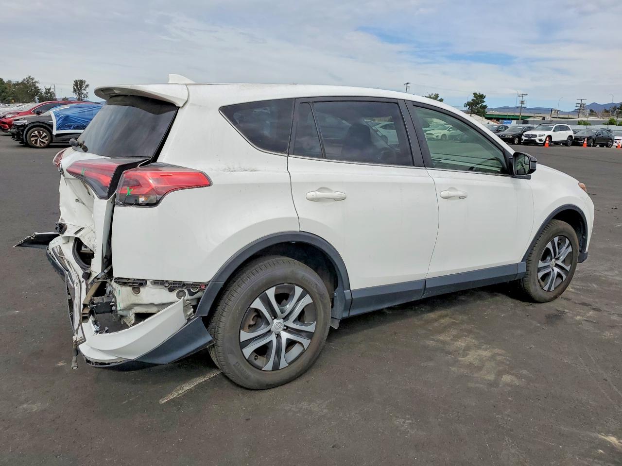 2018 TOYOTA RAV4 LE photo 5