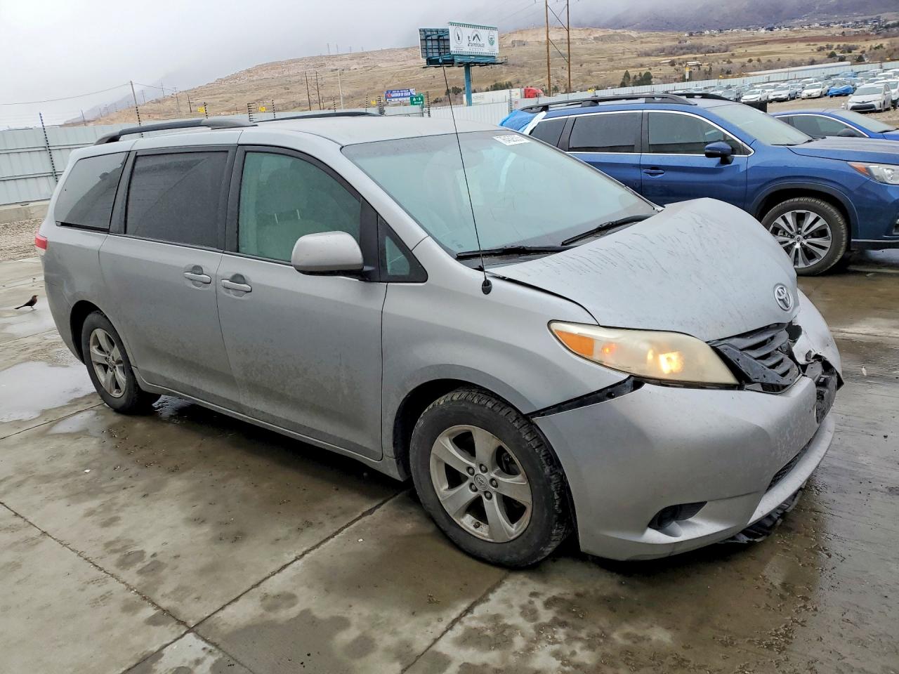 2013 TOYOTA SIENNA photo 7