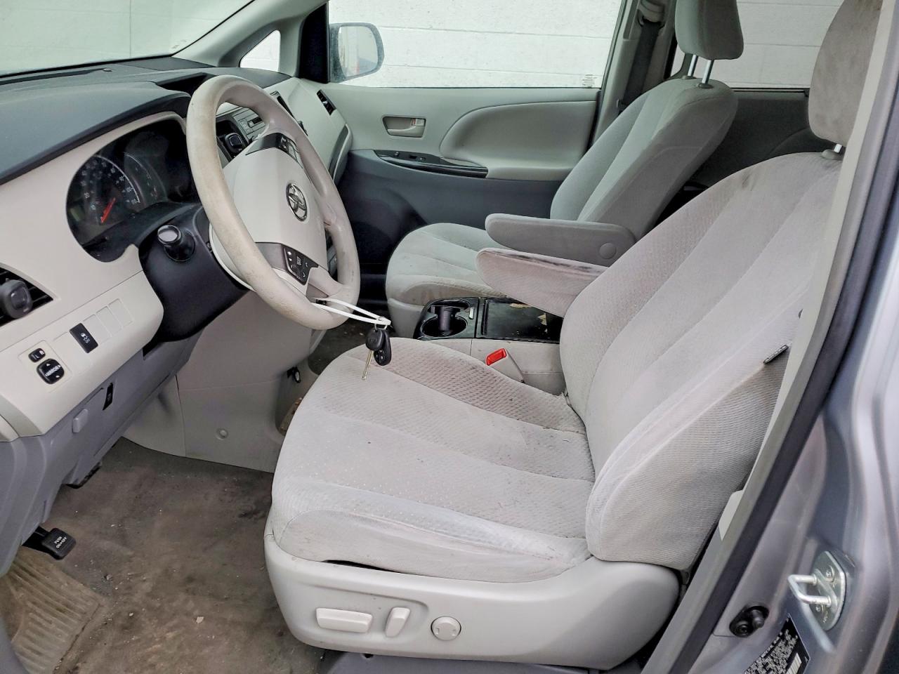 2013 TOYOTA SIENNA photo 13