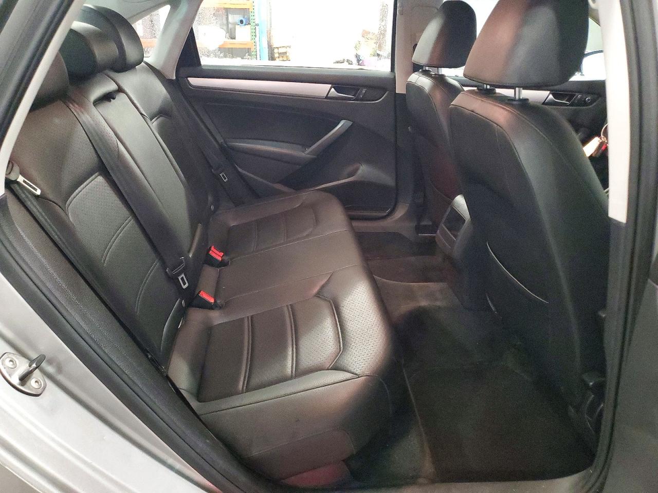 2012 VOLKSWAGEN PASSAT SE photo 10