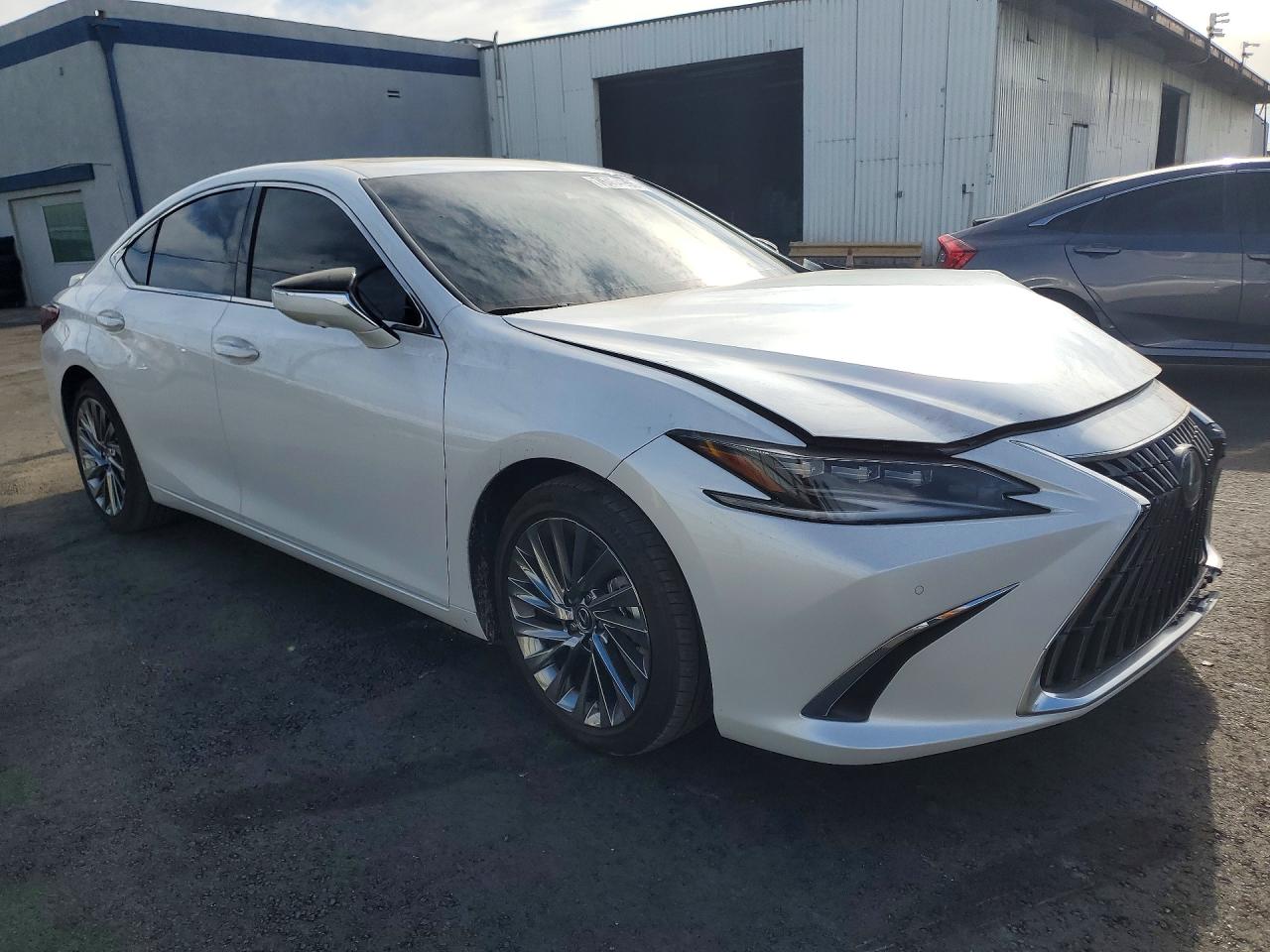 2025 LEXUS ES 300H BASE photo 4