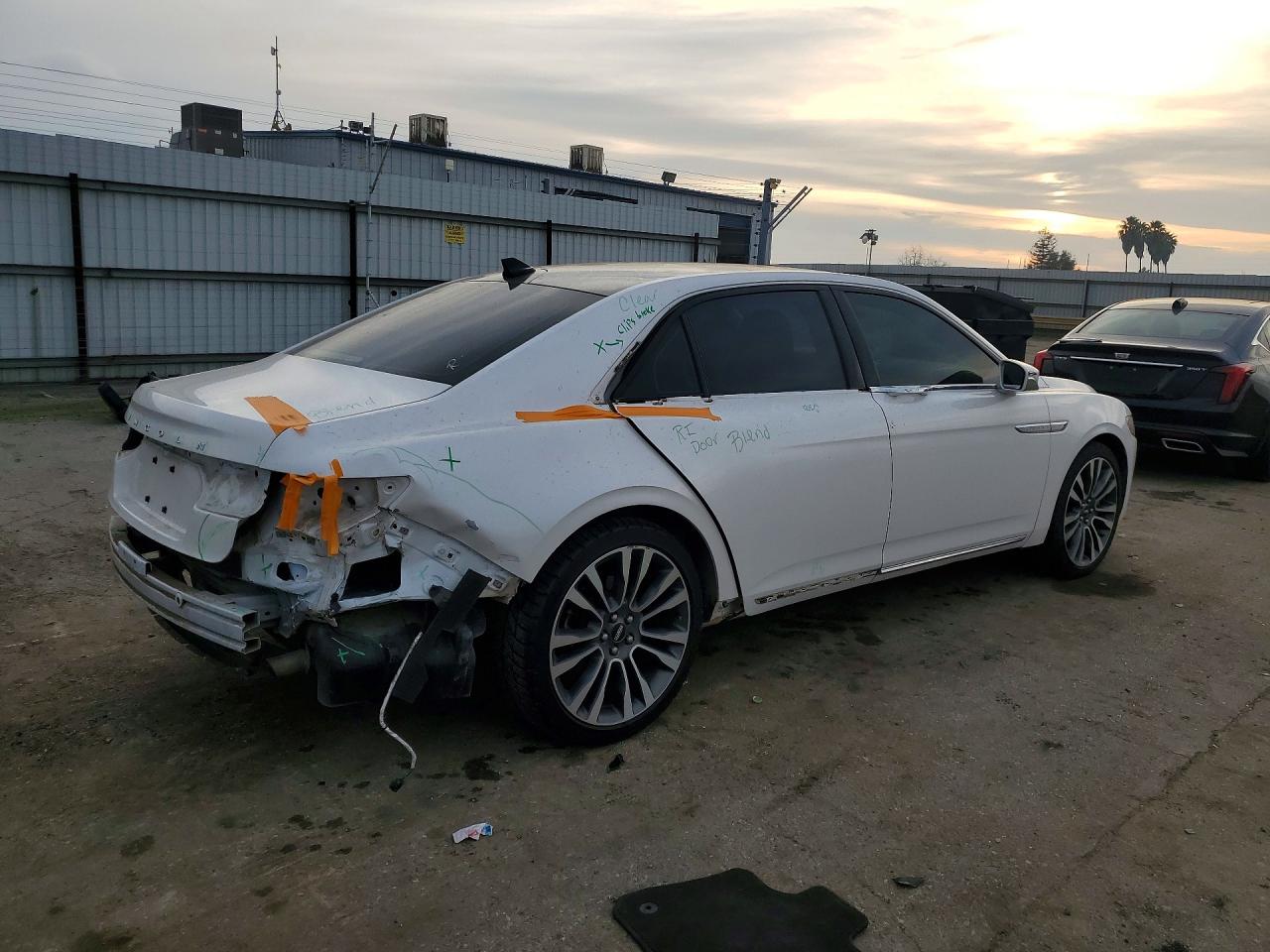 2019 LINCOLN CONTINENTAL SELECT photo 3