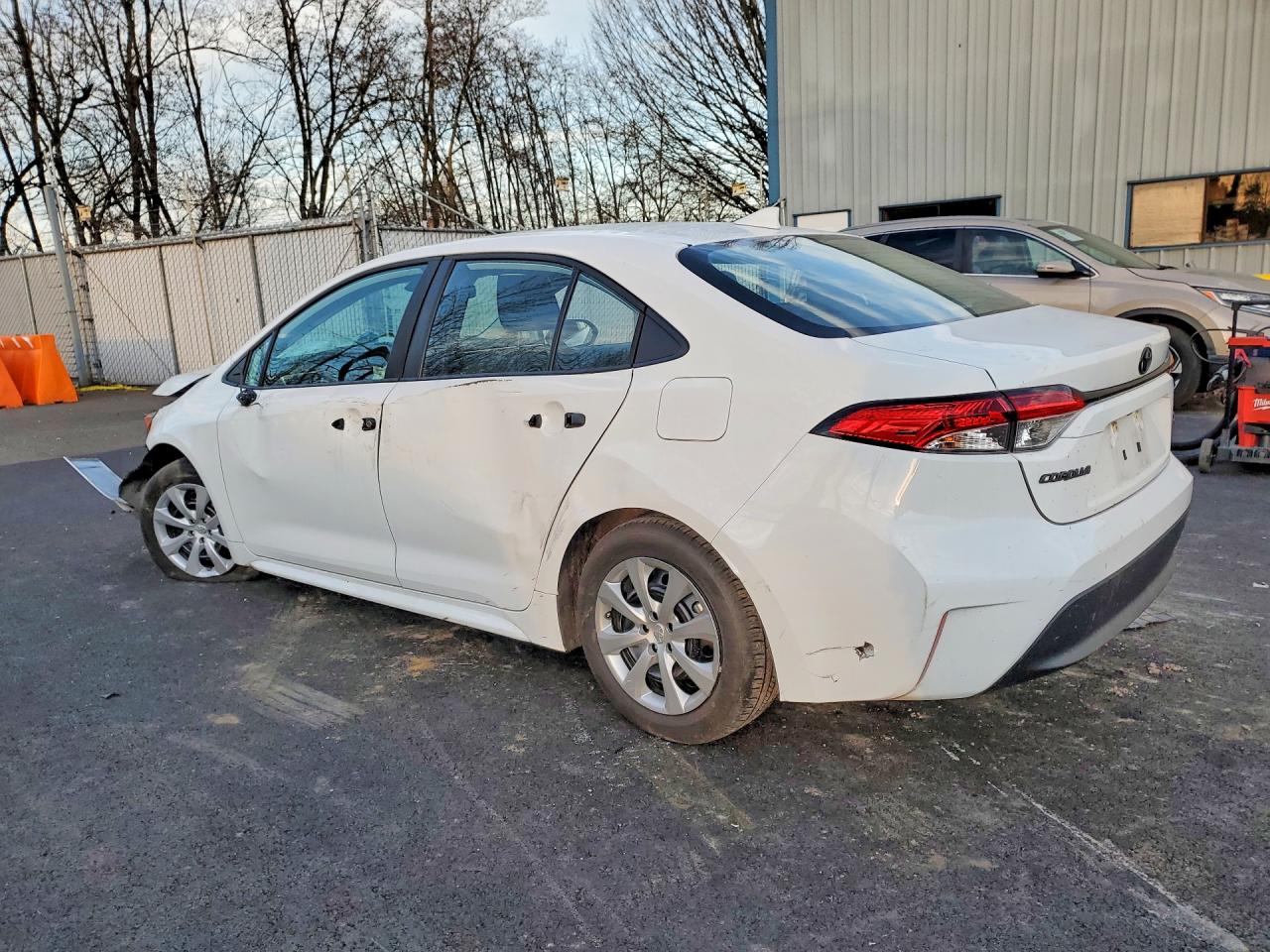 2024 TOYOTA COROLLA LE photo 2