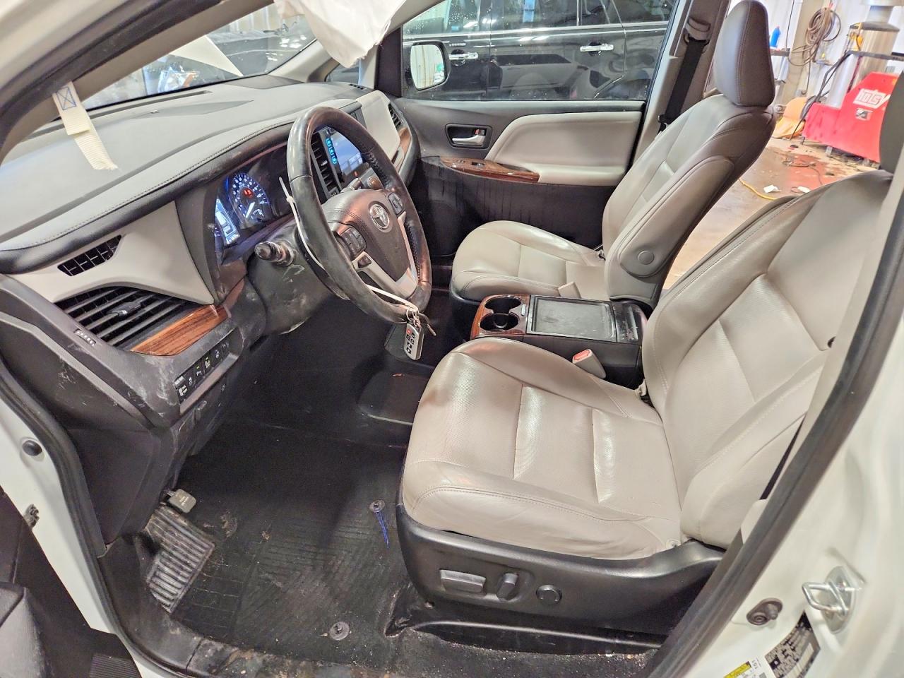 2017 TOYOTA SIENNA LIMITED PREMIUM 7-PASSENGER photo 7