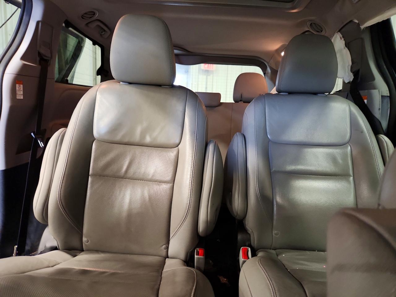 2017 TOYOTA SIENNA LIMITED PREMIUM 7-PASSENGER photo 10