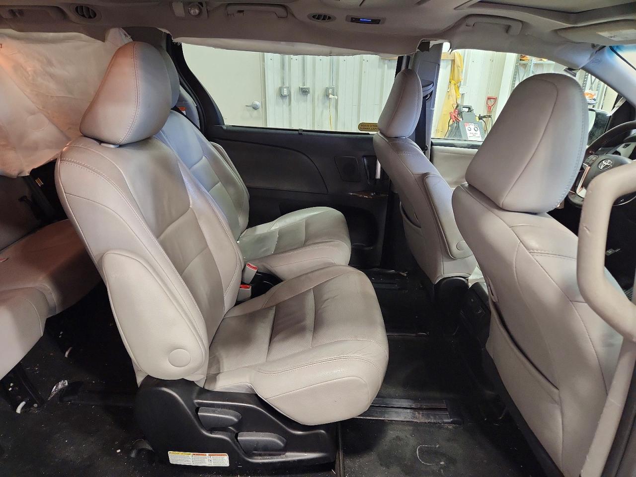 2017 TOYOTA SIENNA LIMITED PREMIUM 7-PASSENGER photo 11