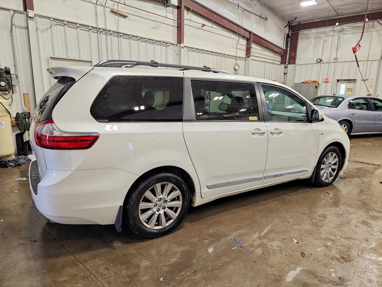 2017 TOYOTA SIENNA LIMITED PREMIUM 7-PASSENGER photo 3