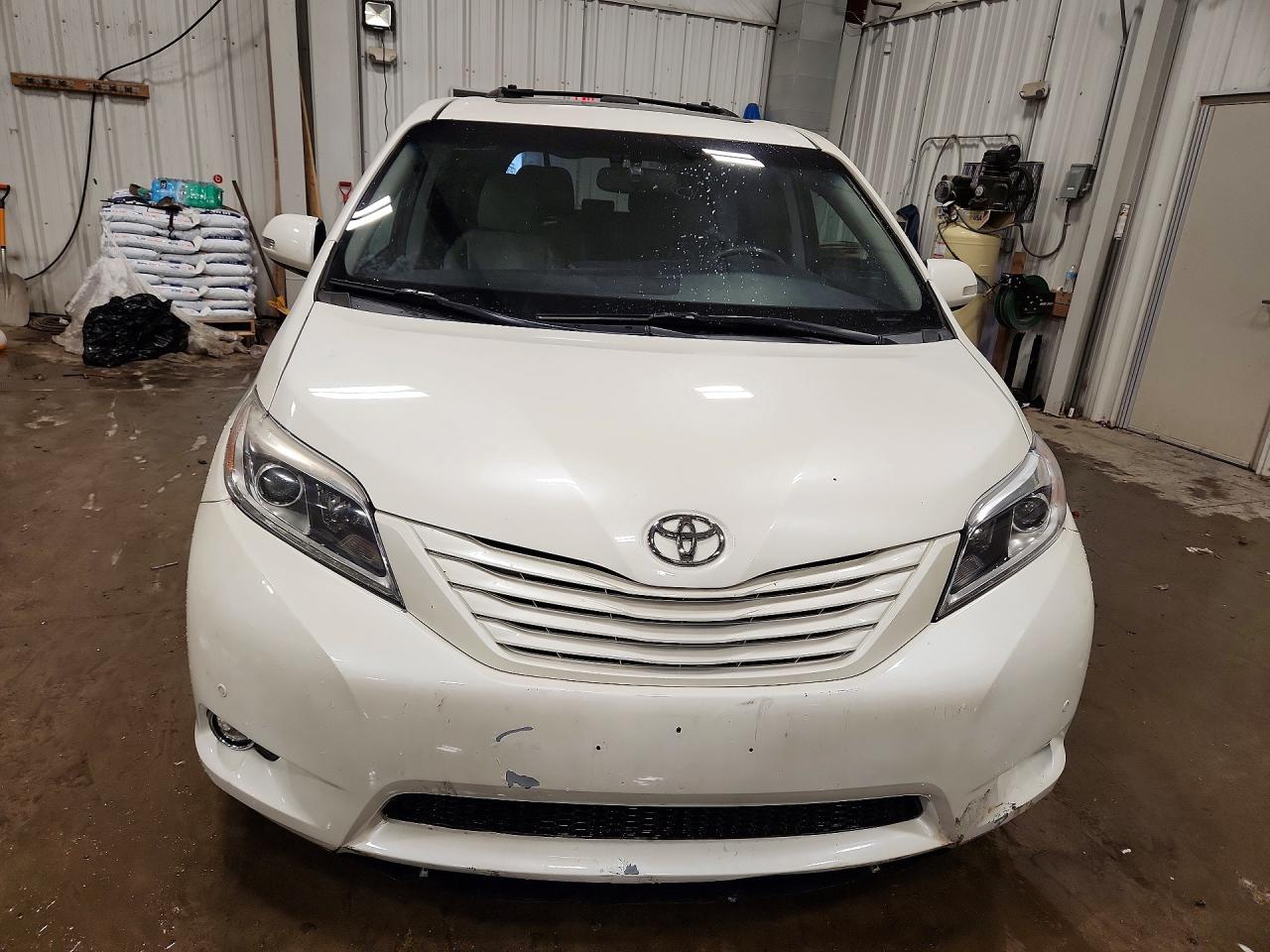 2017 TOYOTA SIENNA LIMITED PREMIUM 7-PASSENGER photo 5